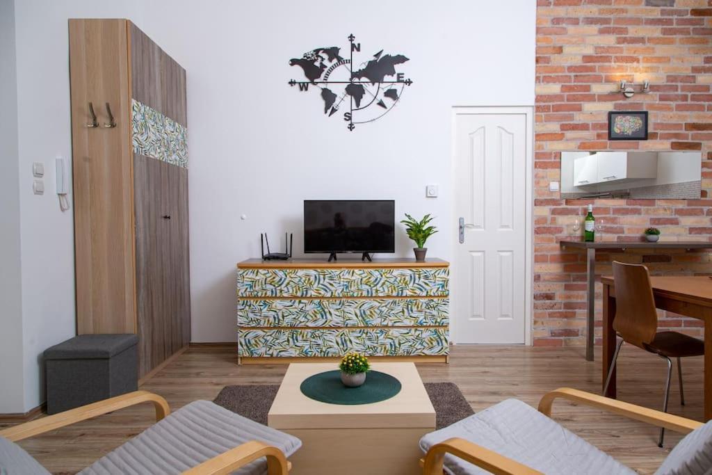 Eoetvoes Residence Apartamento *